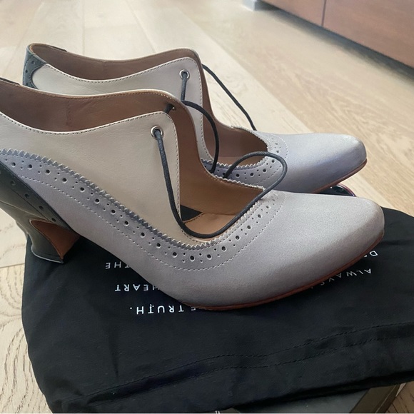 John Fleuvog Wonder Lyra BROGUED LACE-UP PUMP - Picture 3 of 14